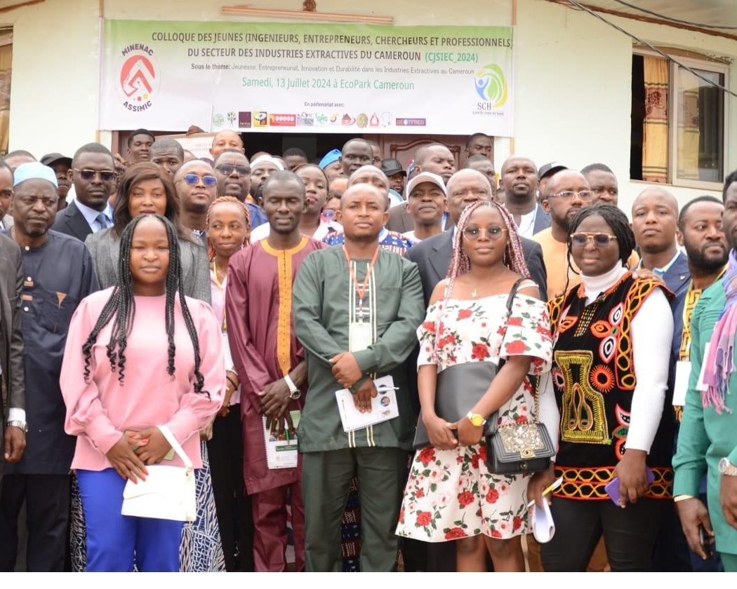 Photo de groupe des participants du CJSIEC 2024 devant la banderole du colloque, &agrave; Yaound&eacute;